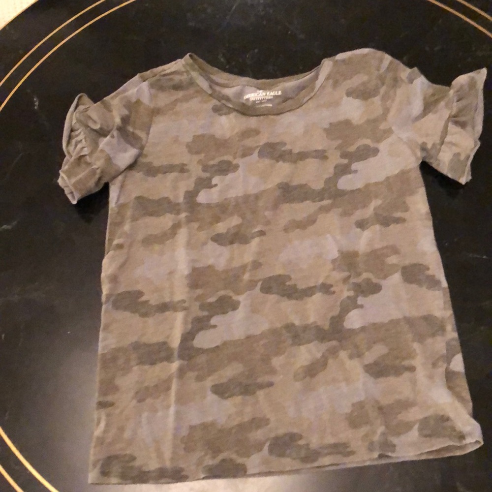 Camo T-shirt with ruffle sleeves
